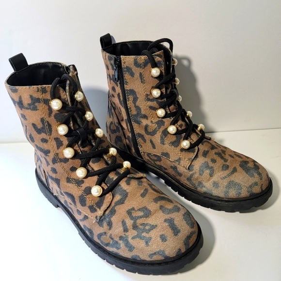 NORDSTROM Camille Pearl Tan Leopard Print Lug Boot Sz Kids 4/Adult 7 Side Zip - Picture 1 of 9